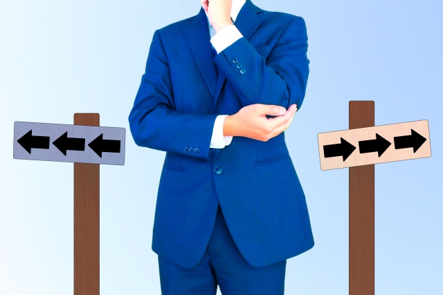 二つの選択肢に悩む男性